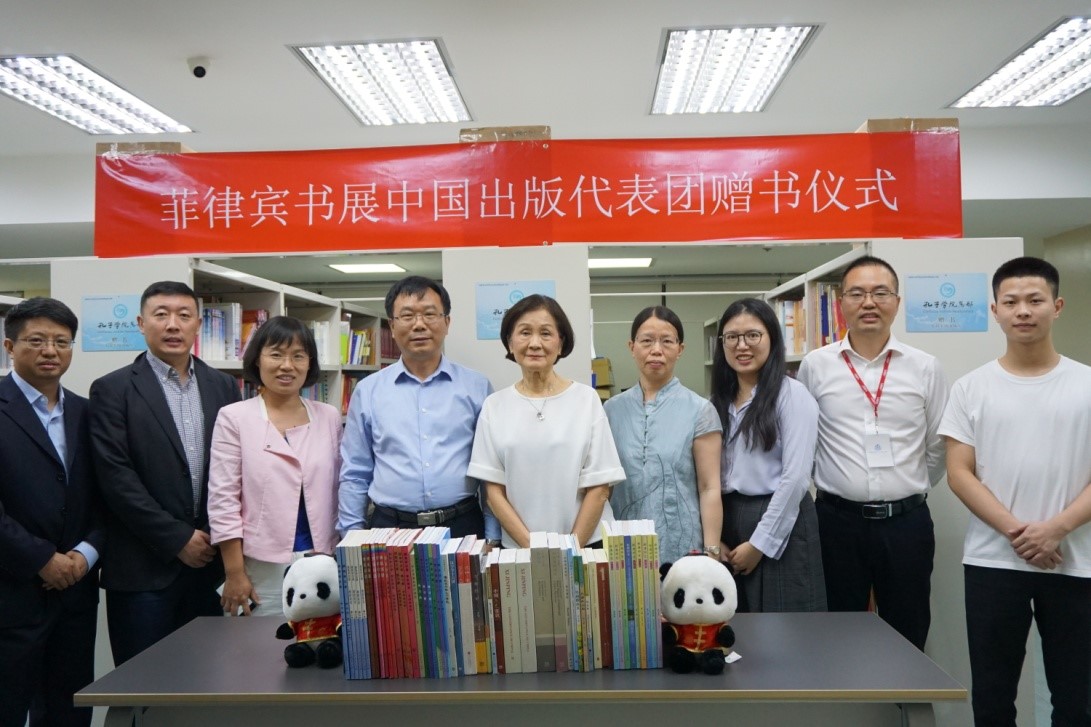 中国代表团赠书典礼留影.jpg